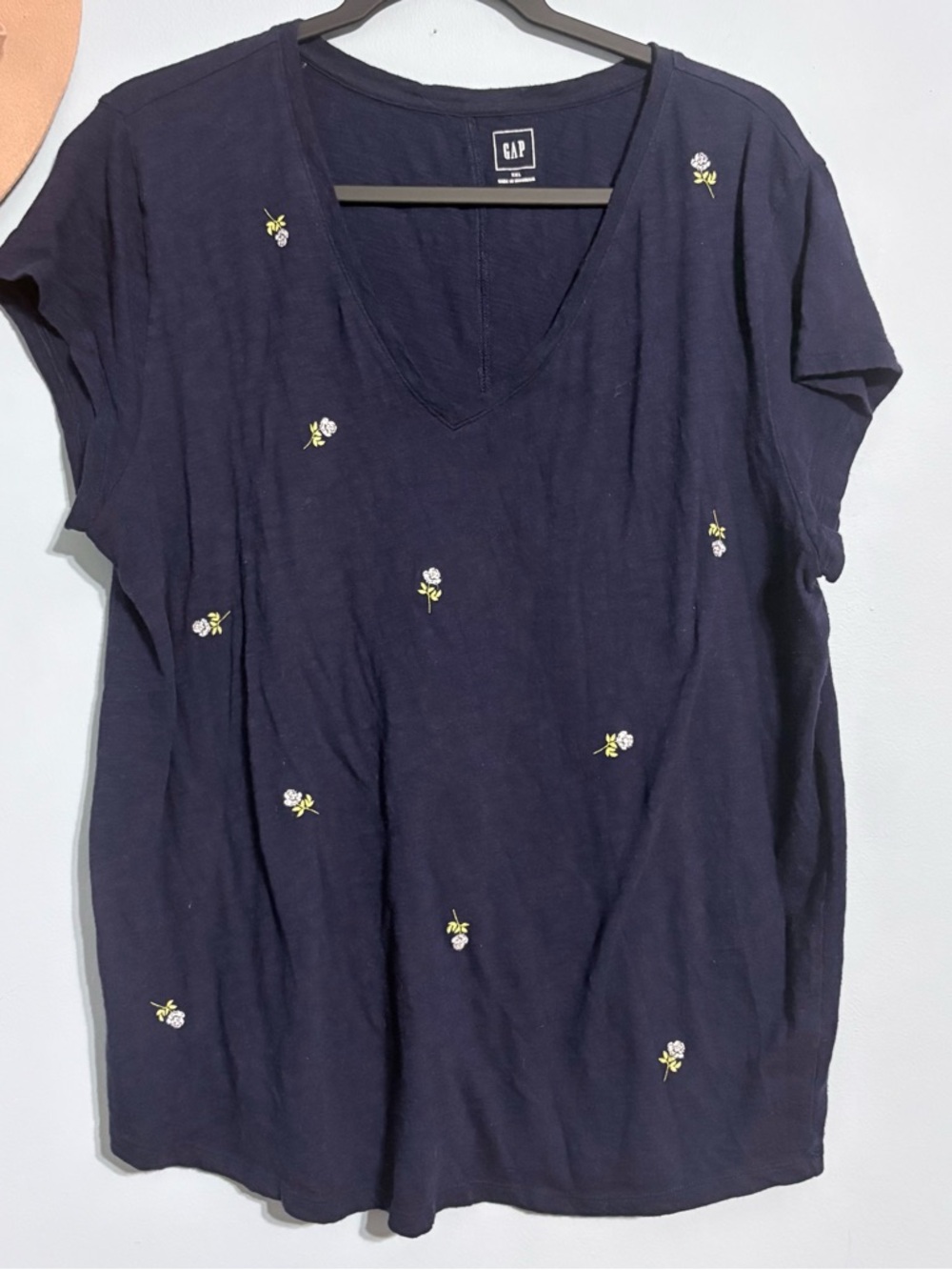 XXL GAP Navy V-Neck RELAXED FIT burnout Tee with Embroidered Floral Accents